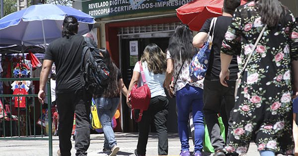 IPC de junio sorprende con baja de -0,4 %: alimentos y ropa encabezan las caídas de precios.