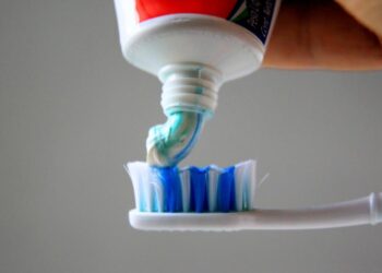 SERNAC e ISP alertan sobre pastas dentales que contienen un químico peligroso: instan a estar atentos a posibles efectos secundarios.