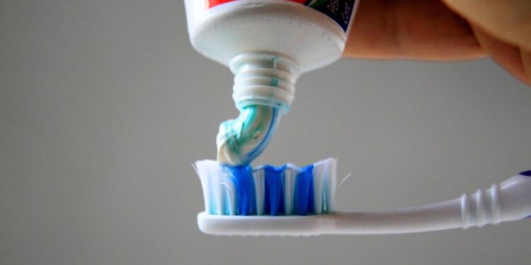 SERNAC e ISP alertan sobre pastas dentales que contienen un químico peligroso: instan a estar atentos a posibles efectos secundarios.