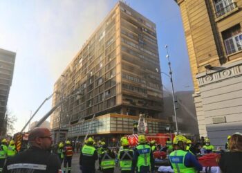 Alcalde anunció acciones legales por el incendio en un edificio en el centro de Santiago.