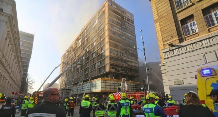 Alcalde anunció acciones legales por el incendio en un edificio en el centro de Santiago.