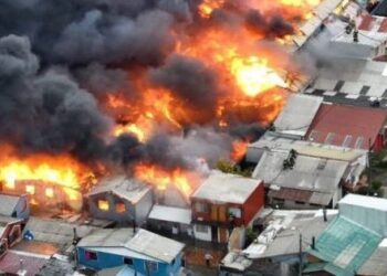 Incendio en bodega de ropa usada en Concepción afecta a varias viviendas cercanas.