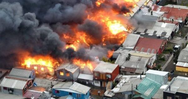 Incendio en bodega de ropa usada en Concepción afecta a varias viviendas cercanas.