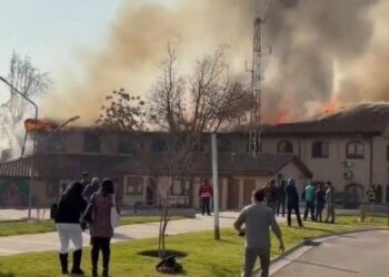 [VIDEO] Incendio en la Municipalidad de Peñalolén dejó un 25% del edificio afectado y oficinas destrozadas.