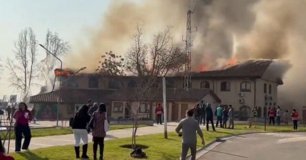 [VIDEO] Incendio en la Municipalidad de Peñalolén dejó un 25% del edificio afectado y oficinas destrozadas.