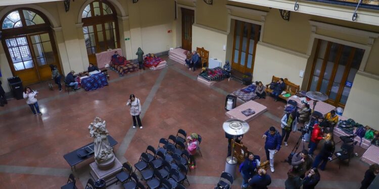 Municipalidad de Santiago recibe en el INBA a familias afectadas por el incendio.