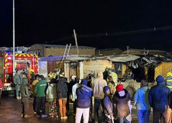 [URGENTE] Incendio impacta a viviendas en campamento de Colina.