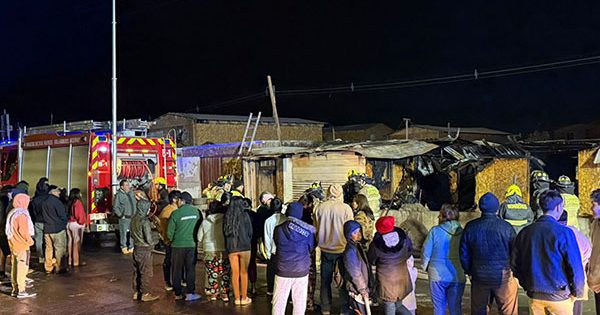 [URGENTE] Incendio impacta a viviendas en campamento de Colina.