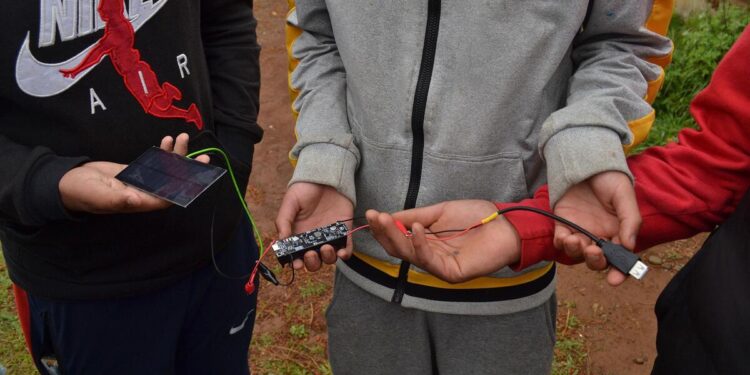 Niños mapuche crean tecnología que se conecta con su cultura.