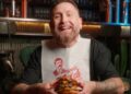 El comediante Juan Pablo López lanza su propia hamburguesa.