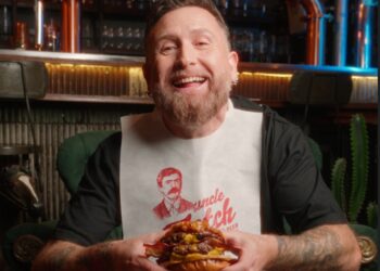 El comediante Juan Pablo López lanza su propia hamburguesa.