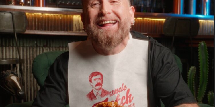 El comediante Juan Pablo López lanza su propia hamburguesa.