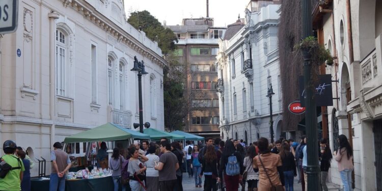 Feria cultural gratuita este sábado en Santiago.