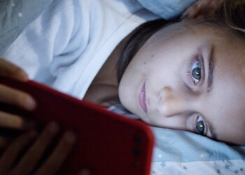 Especialista presenta una guía para disminuir el uso de pantallas en niños sin provocar conflictos.