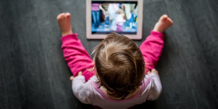 Francia prohíbe la exposición de menores de 3 años en guarderías y centros educativos a pantallas digitales.