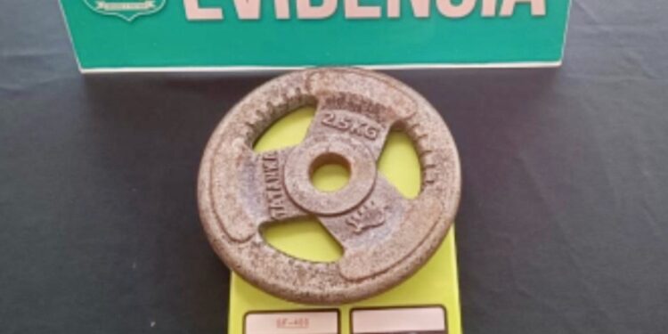 Detenido un hombre formalizado por agredir brutalmente a su hijo en Alto Hospicio: lo golpeó en la cabeza con un peso de hierro.