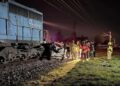 Tren de carga choca contra un vehículo particular, dejando tres muertos en un cruce de Curicó.