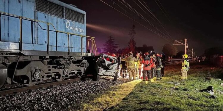 Tren de carga choca contra un vehículo particular, dejando tres muertos en un cruce de Curicó.