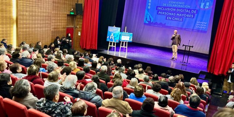 Recoleta promueve la inclusión digital para adultos mayores.