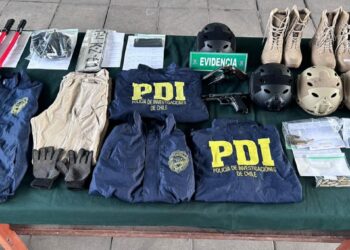 ¿Detectives fraudulentos?: Arrestan a dos individuos que portaban armas y vestimenta parecida a la de la PDI.