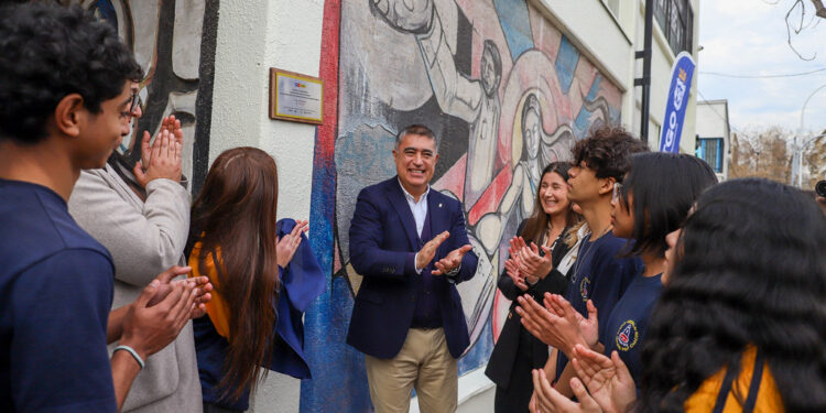 “Sistema de Estrellas para Escuelas”: Llega a Santiago el programa global que transforma los espacios educativos.