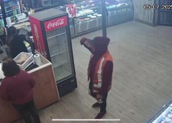 Un video revela el asalto a una panadería en Buenos Aires, mostrando al delincuente mientras los clientes hacían sus compras.