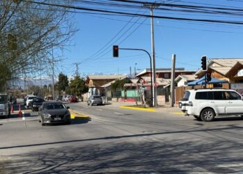 Nuevo semáforo en el sector norte de San Felipe incrementará la seguridad vial.