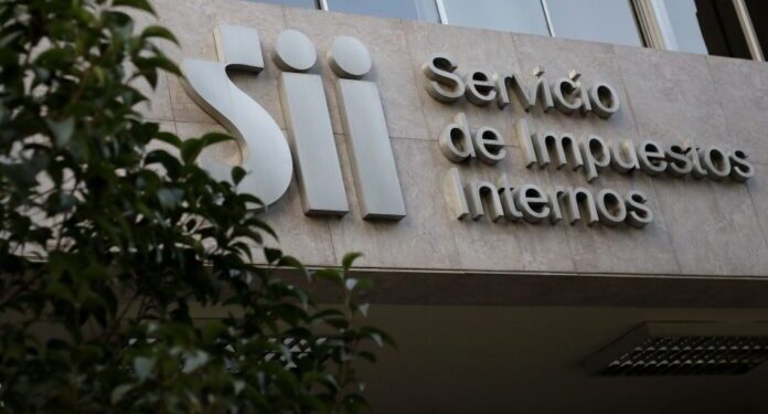 El ministro Marcel afirma que la explicación del director del SII sobre el no pago de contribuciones “tiene fundamento”.