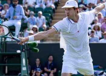 Histórico: Nicolás Jarry avanza a octavos de final en Wimbledon tras derrotar a Joao Fonseca.