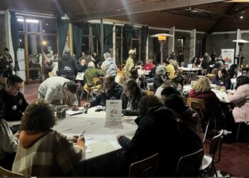 ¿Cómo debería ser la primera Política de Turismo de Santiago? La comunidad se juntó a debatir en “El Canelo de Nos”.