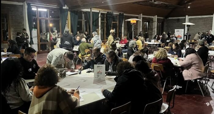 ¿Cómo debería ser la primera Política de Turismo de Santiago? La comunidad se juntó a debatir en “El Canelo de Nos”.