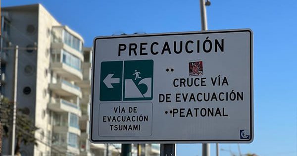 Chile en Alerta Roja por Tsunami: Mineduc cancela clases y SHOA informa los horarios estimados de llegada de las olas.