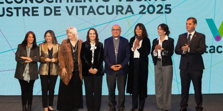 Vitacura celebra sus 34 años homenajeando a vecinos destacados.