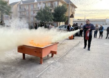 Brigada de Emergencias de Vulco entrenó a los vecinos del condominio «Llanos del Maipo» en cómo responder a emergencias y manejar extintores.