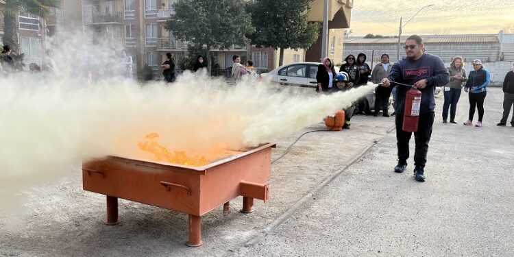 Brigada de Emergencias de Vulco entrenó a los vecinos del condominio «Llanos del Maipo» en cómo responder a emergencias y manejar extintores.