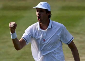 Nicolás Jarry se impone en Wimbledon y avanza a octavos de final tras derrotar a Joao Fonseca.