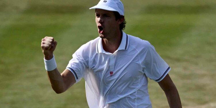 Nicolás Jarry se impone en Wimbledon y avanza a octavos de final tras derrotar a Joao Fonseca.