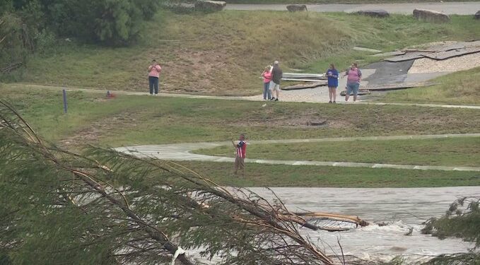 Al menos 24 personas han fallecido en Texas debido a la devastadora crecida del río Guadalupe.
