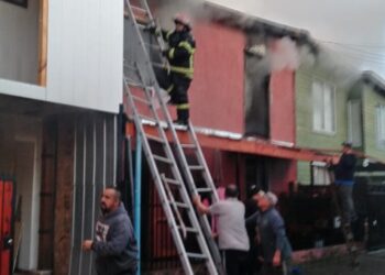 Incendio impactó a tres hogares en Santa Bárbara, dos de ellos quedaron completamente destruidos.