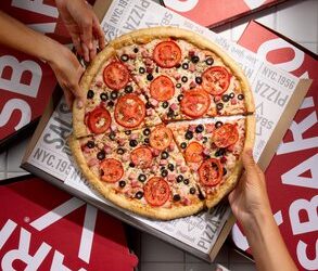 Sbarro expande su carta de pizzas.