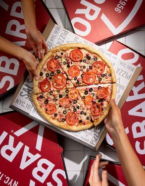 Sbarro expande su carta de pizzas.