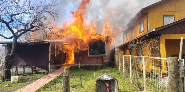 Un incendio arrasó una casa en Villa Mercedes, Quilleco, y dejó a seis personas afectadas.