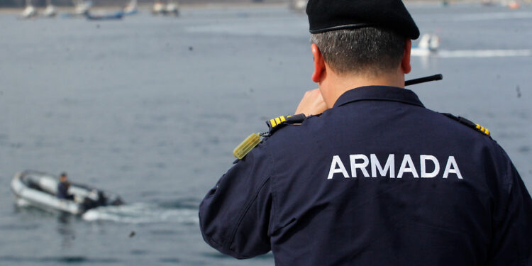 Funcionario de la Armada muere tras caer del Molo de Abrigo en Valparaíso; otras dos personas fueron rescatadas con vida.