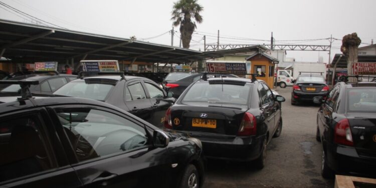 Anuncian aumento de medidas de seguridad tras serie de asaltos a conductores de colectivos en Los Ángeles.