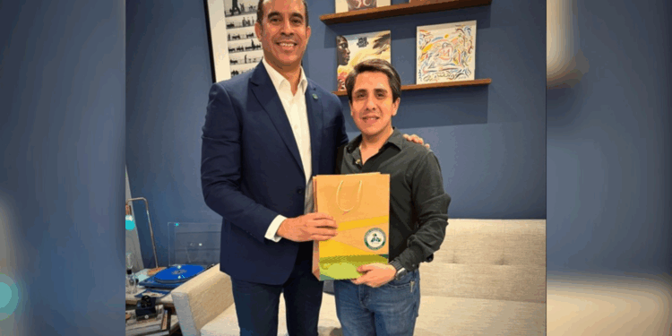 Por su contribución a la cooperación científica, un académico chileno recibe reconocimiento en República Dominicana.