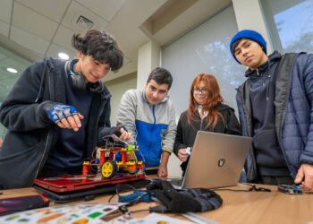 Estudiantes del Maule diseñan robots en un taller de la UTALCA.