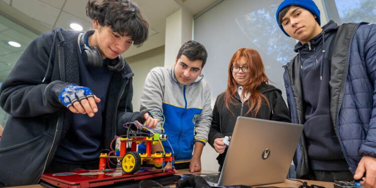 Estudiantes del Maule diseñan robots en un taller de la UTALCA.