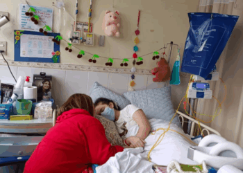 Joven con una enfermedad poco común está internada en Linares desde hace seis meses: su familia pide un traslado.