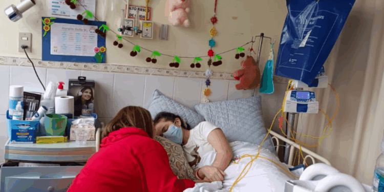 Joven con una enfermedad poco común está internada en Linares desde hace seis meses: su familia pide un traslado.