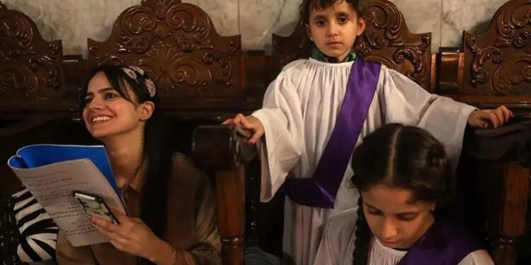 Cristianos permanecen en las iglesias de Gaza a pesar de los ataques y las órdenes de evacuación de Israel.